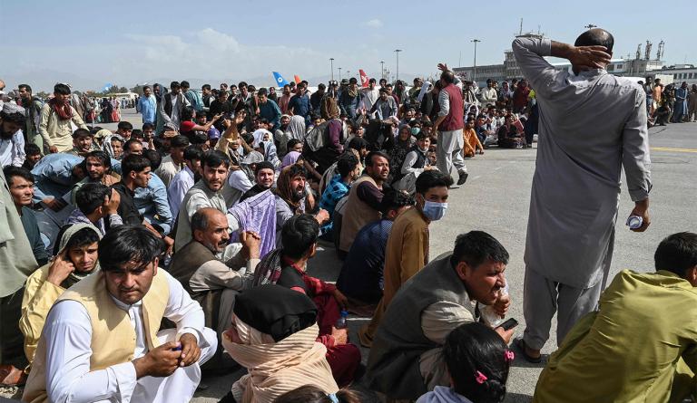 El aeropuerto de Kabul se ha convertido en un punto fundamental de Afganistán, después del avance de los talibanes. Foto: AFP