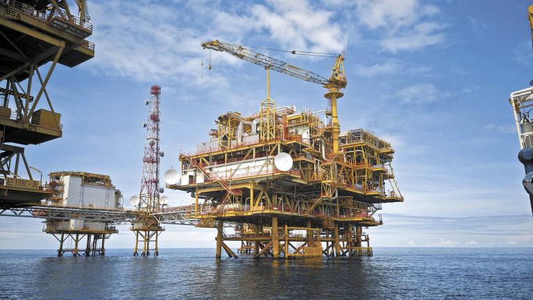 Photo,Of,Oil,Platform,At,The,Ocean,With,Selective,Background