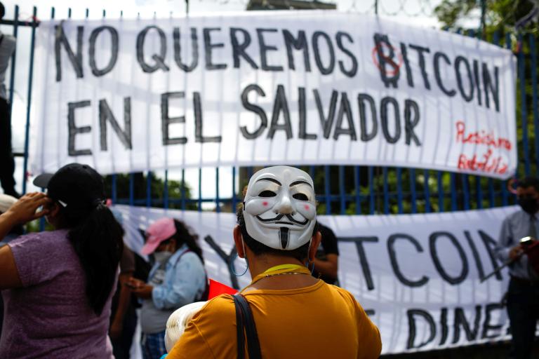 Al menos 300 personas se congregaron frente al Congreso de El Salvador para exigir la derogación de la Ley bitcoin que entrará en vigencia el martes. Foto: Reuters