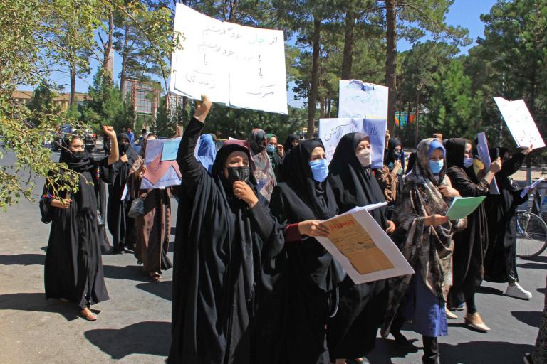 Mujeres protestando en Herat, Afganistán. Foto: AFP