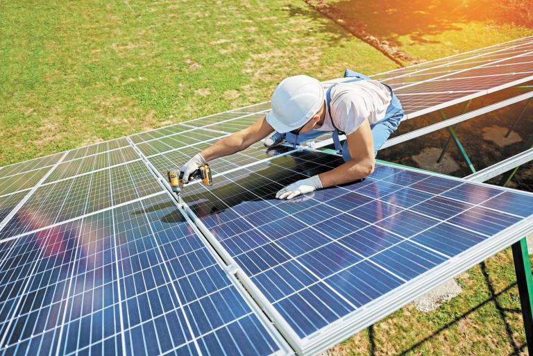 La tecnología solar fotovoltaica mediante techos solares en hogares, pequeña y gran industria, lidera por mucho la penetración en generación distribuida. Foto: Shutterstock.