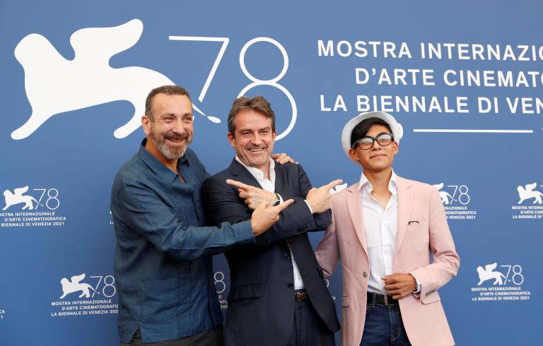 Director de "La caja", Lorenzo Vigas con los actores Hernan Mendoza y Hatzin Navarrete en el Festival de Venecia. Foto: Reuters