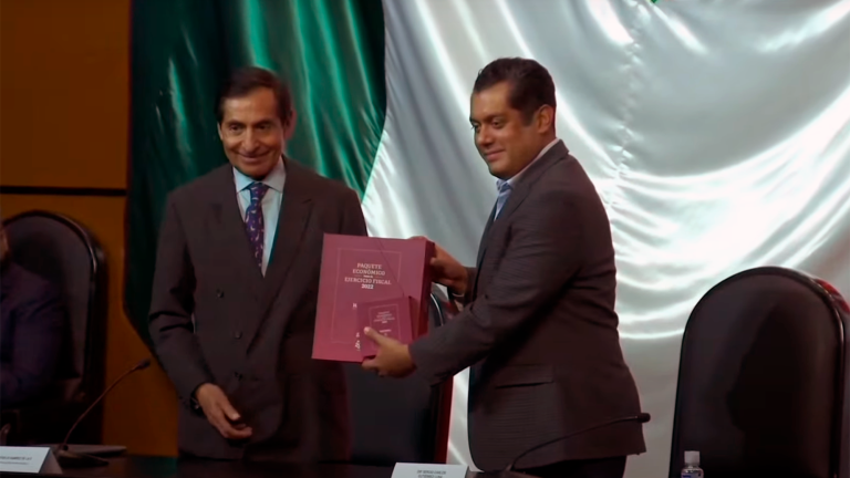 Rogelio Ramírez de la O, secretario de Hacienda y Crédito Público entregó el Paquete Económico 2022 al presidente de la Cámara de Diputados, Sergio Gutiérrez Luna. Foto EE: Especial / Captura de video 