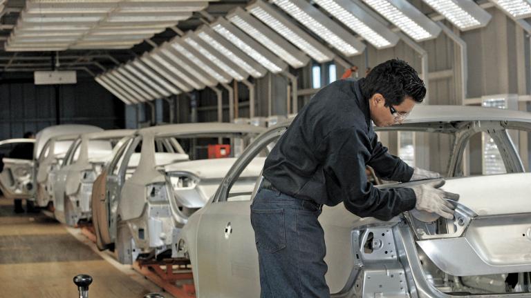 An employee works on the assembly line at the Volkswagen (VW) automobile manufacturing factory in Puebla August 12, 2010. Puebla, which will manufacture over half a million vehicles every year, is VW's largest factory in the Americas and one of the largest worldwide. REUTERS/Imelda Medina (MEXICO - Tags: TRANSPORT BUSINESS)