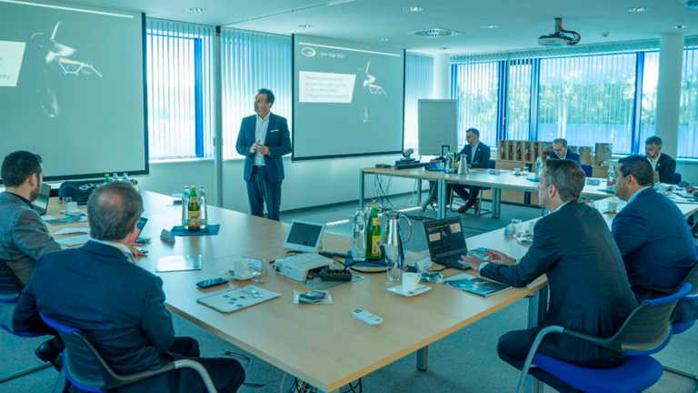 Desde su corporativo en Wieselburg, Austria, Oliver Schubert, CEO DE ZKW Group, y su equipo pronosticaron para el 2025 la creación de 25,000 oportunidades de empleo en Guanajuato. Foto EE: Cortesía Twitter / @diegosinhue