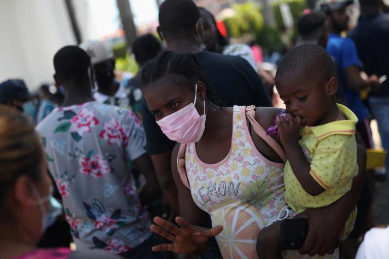 México ha desplegado fuerzas de seguridad, incluida la Guardia Nacional fuertemente militarizada, para bloquear a los grupos de migrantes, que incluyen a familias completas y niños en brazos. Foto: Reuters