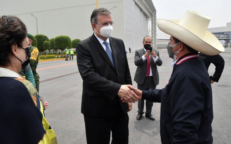 Marcelo Ebrard, secretario mexicano de Relaciones Exteriores, recibe a Pedro Castillo, presidente de Perú, en su primer viaje internacional. Foto: Reuters.