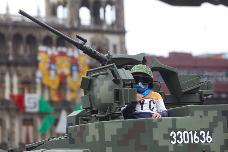 Exposición "La gran fuerza de México" en el Zócalo de la Ciudad de México. Foto EE: Eric Lugo