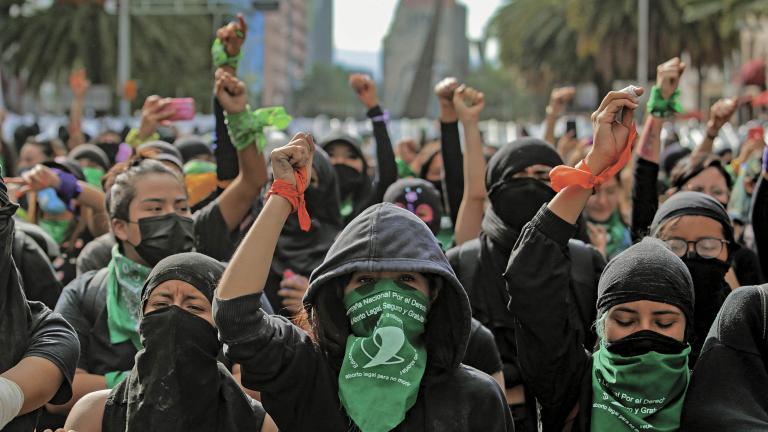 MARCHA FEMINISTA POR EL DERECHO AL ABORTO, QUE PARTI” DEL MONUMENTO A LA REVOLUCI”N HACIA EL Z”CALO, PERO FUERON ENCAPSULADAS SOBRE AV JU¡REZ. ERIC LUGO