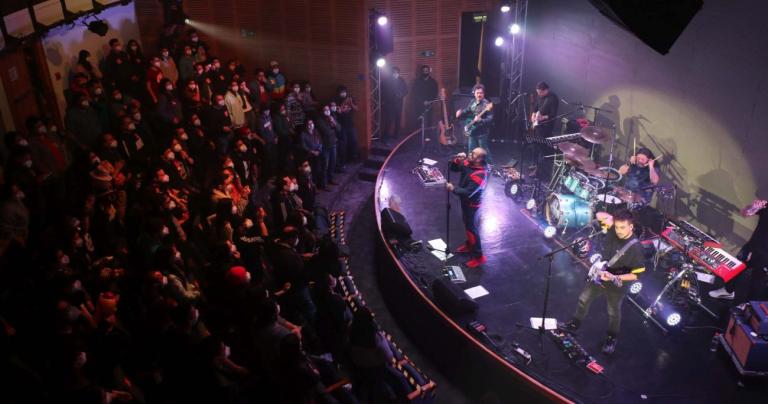 Un 99% de los asistentes al concierto, que debían estar vacunados y usar mascarilla, completaron el ciclo con un examen PCR de salida, no registrándose ningún caso. Foto: Universidad de Chile