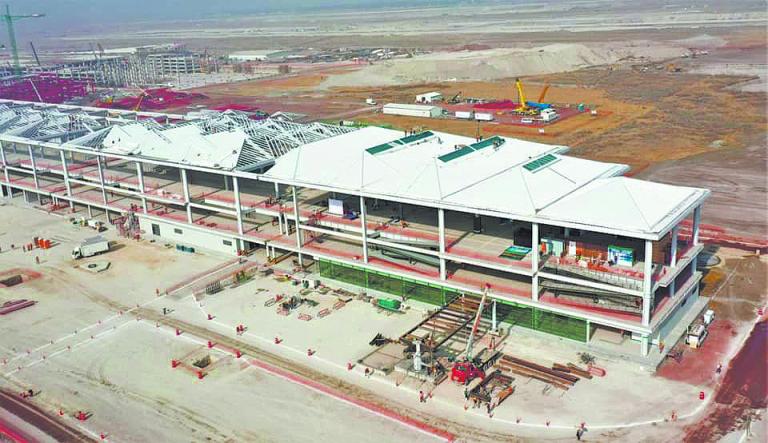 aspectos del aeropuerto internacional Felipe Angeles (AIFA) Santa Lucia, la Sedena preve concluir obras seis meses antes de la fecha establecida para el arranque de las operaciones aereas, previsto para el 21 de marzo de 2022.