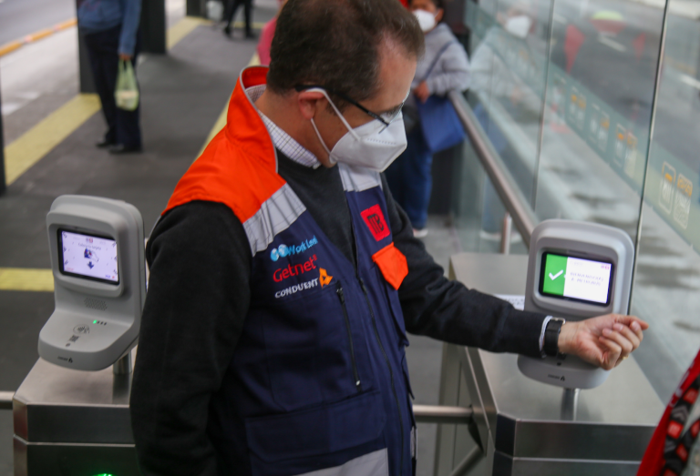 Los usuarios de las Líneas 1, 2 y 3 del Metrobús podrán pagar su peaje usando tarjetas bancarias, CoDi y dispositivos inteligentes. Foto EE: Eric Lugo