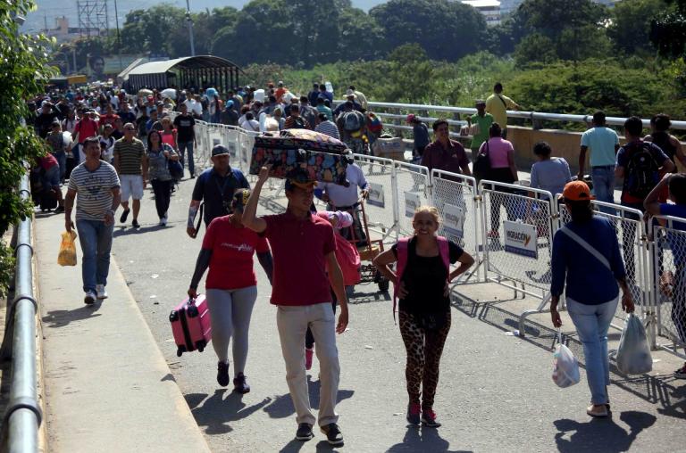 El puente Simón Bolívar fue reabierto a la circulación peatonal. Foto: Reuters.