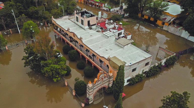 La zona del centro de Tequisquiapan debido a los escurrimientos del r�o San Juan y la presa Centenario, que se encuentran al m�ximo de su capacidad tras las intensas lluvias. Cientos de personas fueron evacuadas en lanchas de esta zona, ante la posibili