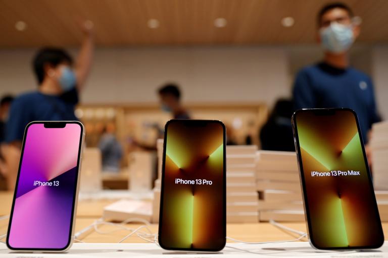 En julio, Apple pronosticó una desaceleración del crecimiento de sus ingresos y dijo que la escasez de chips, que había comenzado a afectar su capacidad para vender Mac y iPads, también mermaría la producción de iPhone. Foto: Reuters