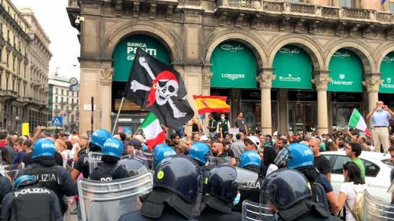 Protesta contra la tarjeta Covid (green pass) en Milán el 9 de octubre de 2021. Foto: Shutterstock 