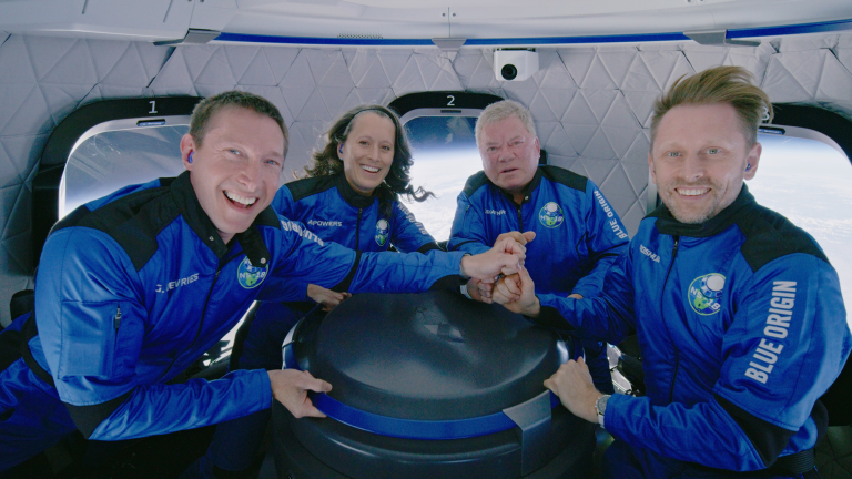 El actor de 90 años de edad, William Shatner, viajó con el ejecutivo de Blue Origin, Audrey Powers, el confundador de Planet Labs, el australiano Chris Boshuizen, y Glen de Vries de la plataforma de investigación sanitaria Medidata Solutions. Foto: Reuters