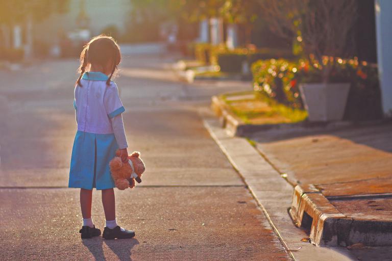 Por cada 100 muertes por Covid-19 hay 90 niñas y niños con pérdidas de cuidadores primarios o secundarios. Foto: Shutterstock.