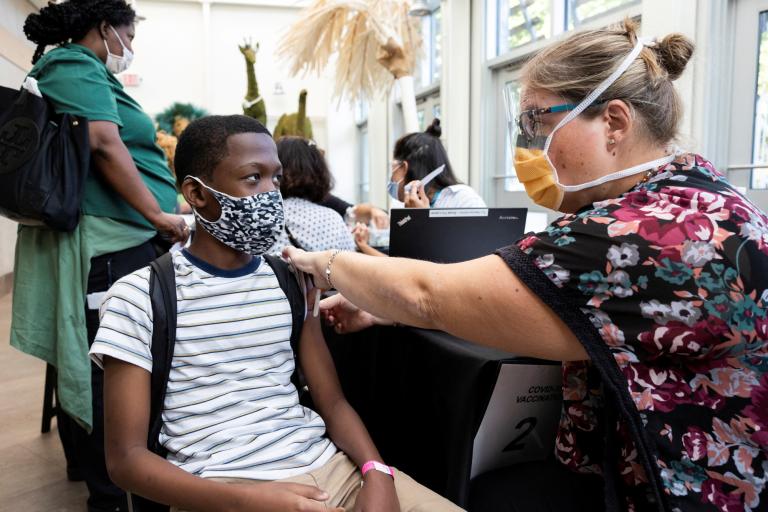 Adolescente recibiendo vacuna en Pensilvania, Estados Unidos. Foto: Reuters