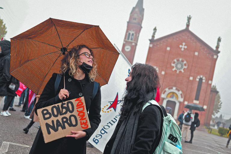 Una mujer sostiene una pancarta con la leyenda “Bolsonaro genocida” en Anguillara Veneta, Italia, el pasado domingo. Foto: AFP