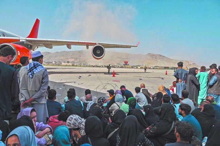 Imagen del pasado 16 de agosto en la que un grupo de afganos intenta abordar un avión que los saque del país desde el aeropuerto internacional de Kabul. Foto: AFP