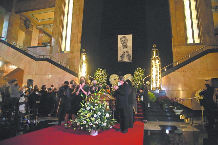 Entre elogios, aplausos y largos silencios, honraron y despidieron ayer jueves al compositor Mario Lavista, en el Palacio de Bellas Artes. Foto EE: Eric Lugo