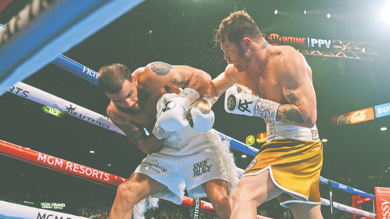 Saúl "Canelo" Álvarez se convirtió en el primer campeón mundial indiscutido de peso súper mediano. Foto: Reuters.