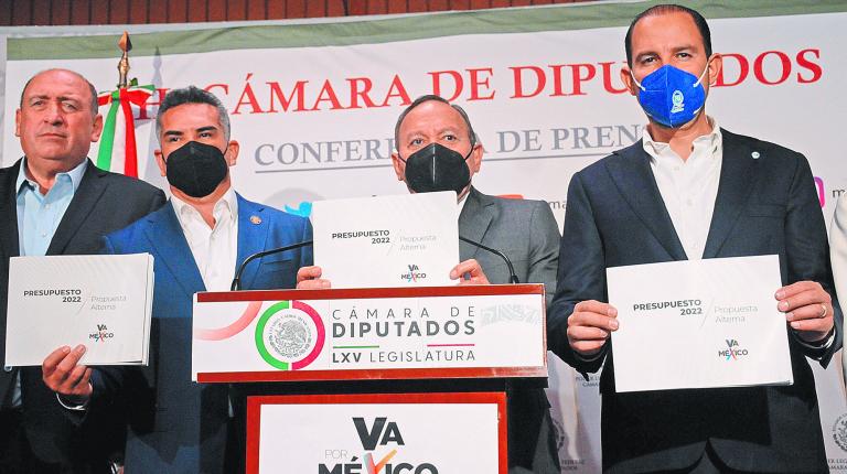 Los dirigentes nacionales del PRI, PRD y PAN muestran los documentos de su propuesta de presupuesto para el 2022.