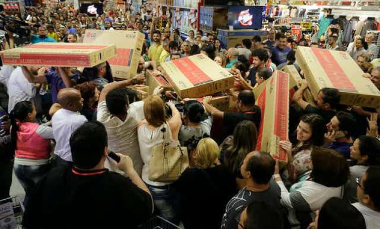 Compra de televisores durante el Black friday de 2018 en Sao Paulo (Brasil). Foto: Shutterstock 