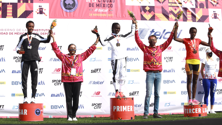 Ganadoras del Maratón de la CDMX categoría femenil. Foto EE: Eric Lugo