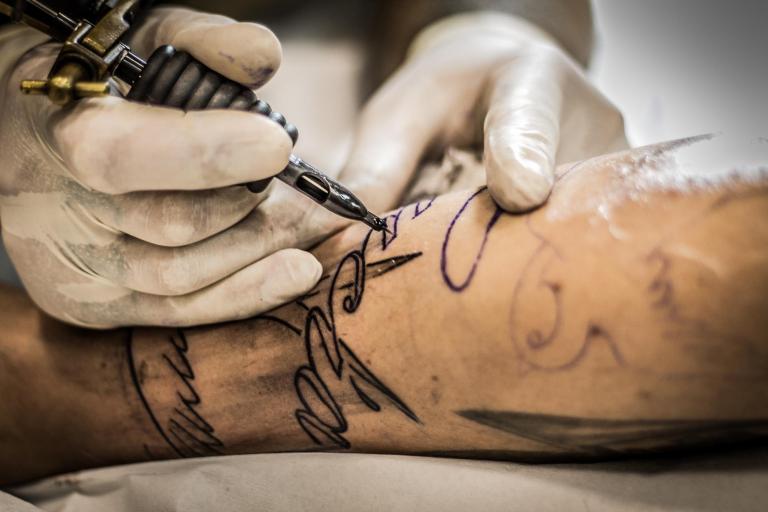 La discriminación laboral por usar tatuajes tiene multas de hasta 448,100 pesos. Foto: Shutterstock