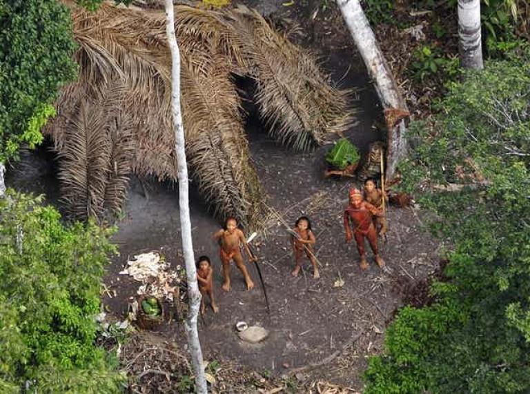 Foto: Miembros de una tribu aislada en Brasil. 