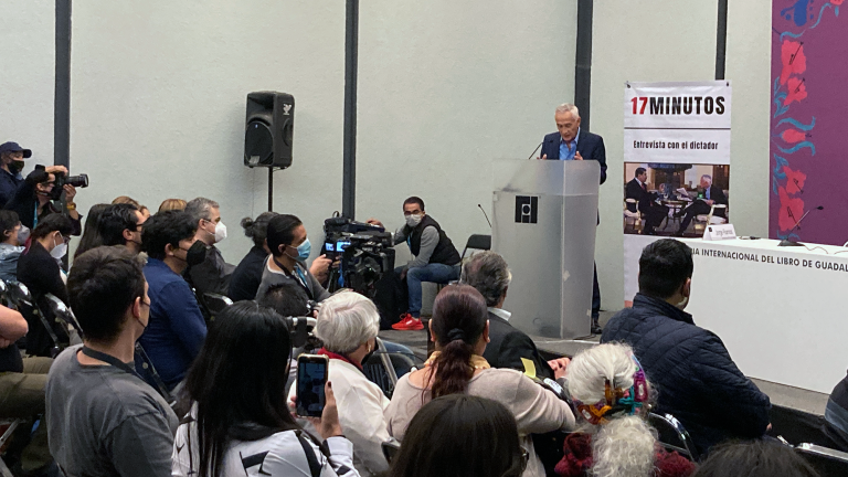 El periodista Jorge Ramos presentó su libro, 17 minutos con un dictador, en la Feria Internacional del Libro de Guadalajara. Foto EE: Alejandro J. Ríos