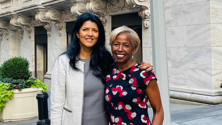 Duriya Farooqui, directora de la Junta de la Bolsa de Nueva York, y Sharon Bowen, nueva presidenta del directorio del NYSE. 