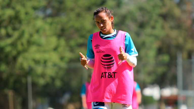 La futbolista brasileña Verónica Martins juega como delantera en el Puebla. Foto EE: Especial