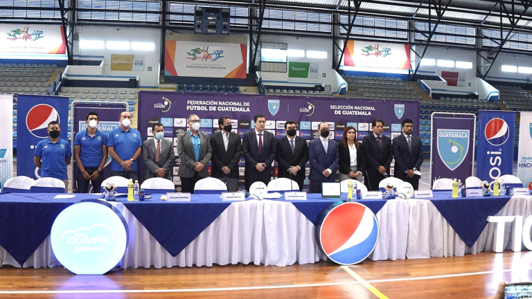 Presentación oficial de director técnico de Selección Nacional, Luis Fernando Tena.