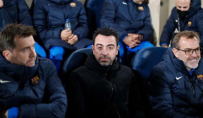 Xavi Hernández, entrenador del FC Barcelona, en el centro. Foto: Shutterstock