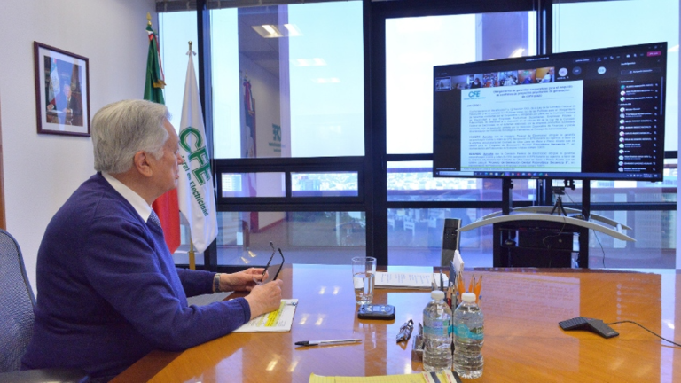 El director general de la CFE, Manuel Bartlett, durante una de las sesiones del consejo de administración de la empresa.