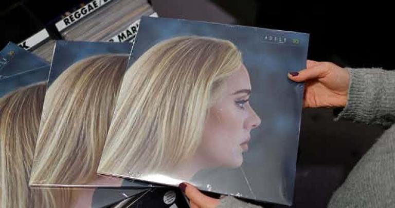 Copias del último álbum de Adele, ‘30’. Foto: AFP 