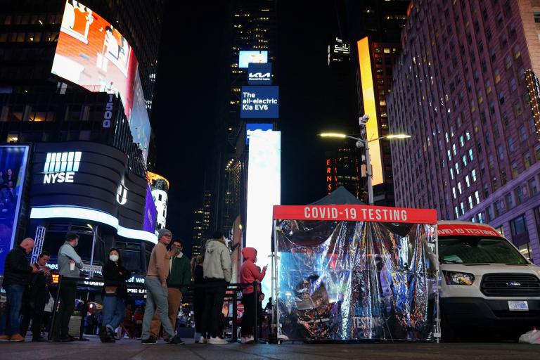 En este panorama, se observa una escasez de pruebas de Covid-19 en el país, que coincide con una demanda especialmente alta de pruebas, en particular de kits para realizarse en casa, con motivo de las vacaciones de fin de año. Foto: Reuters