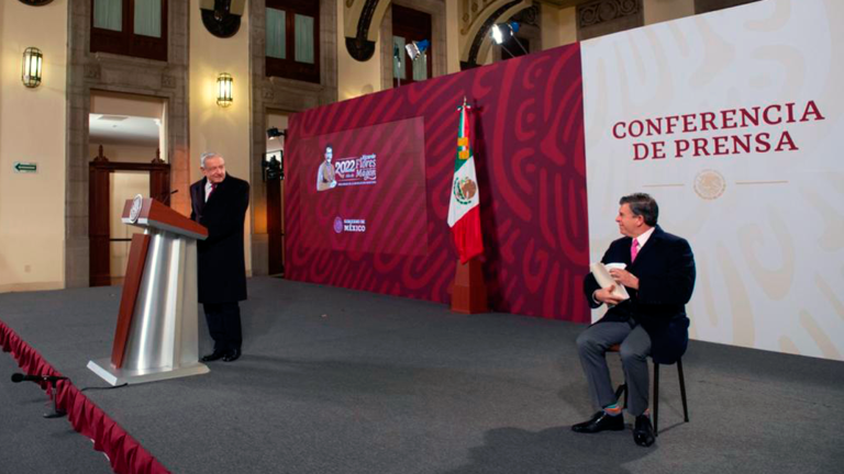 Pese a presentar síntomas, el presidente Andrés Manuel López Obrador acudió a la conferencia matutina acompañado del titular de la Profeco, Ricardo Sheffield. Foto EE: Cortesía Presidencia de México