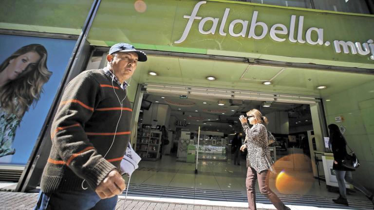 People walk past a Falabella department store in downtown Santiago August 25, 2014. Most economists now predict overall growth in Chile's economy of between 2.0 and 2.5 percent this year, down from 4.1 percent in 2013.   REUTERS/Ivan Alvarado (CHILE - Tags: SOCIETY BUSINESS POLITICS)