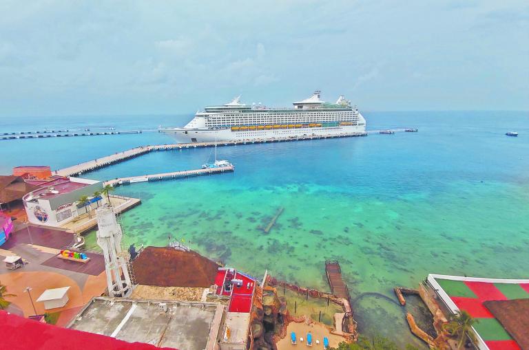 COZUMEL, QUINTANA ROO, 16JUNIO2021.- Con m·s de mil pasajeros a bordo, esta maÒana llegÛ a Cozumel el crucero ìAdvendure Of the Seasi de la compaÒÌa Royal Caribbean, el cual es el primero en llegar a esta isla desde que comenzÛ la pandemia. La embarcaciÛn atracÛ alrededor de las 6:30 horas en el muelle SSA MÈxico, y convirtiÛ a este destino el primero en la regiÛn en reactivar la industria de cruceros. FOTO: ELIZABETH RUÕZ / CUARTOSCURO.COM