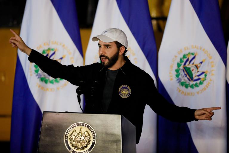 Los presuntos hackeos se produjeron en un entorno cada vez más hostil en El Salvador para medios de comunicación y organizaciones de derechos humanos bajo el gobierno del presidente Nayib Bukele. Foto: Reuters.