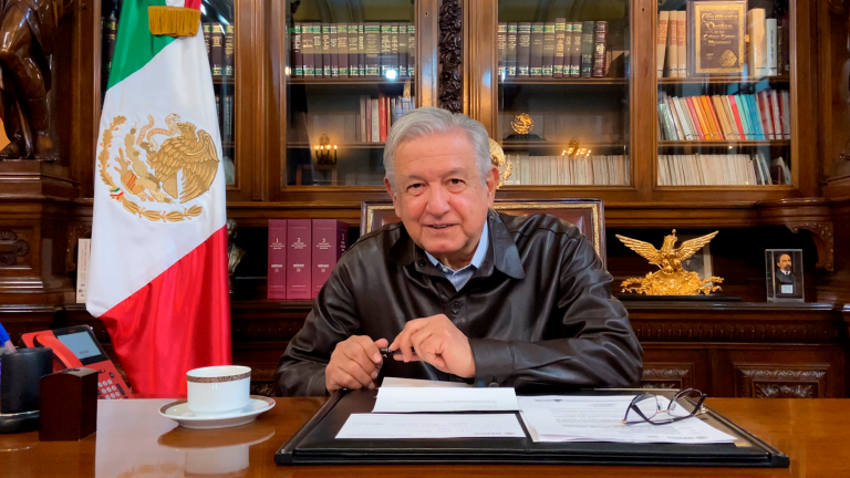 El presidente Andrés Manuel López Obrador dijo que sigue recuperándose tras infectarse de Covid-19 por segunda ocasión desde que inició la pandemia en México. Foto EE: Cortesía Presidencia de México