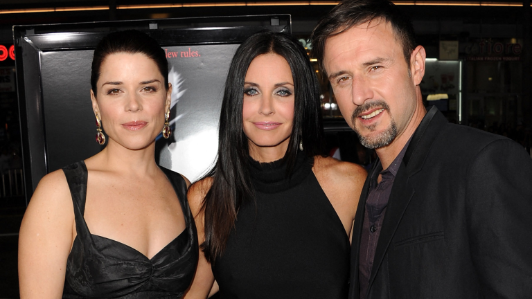 Como en la versión original de 1996, Scream vuelve a contar en esta versión con Neve Campbell, Courteney Cox y David Arquette en su reparto. Foto: AFP