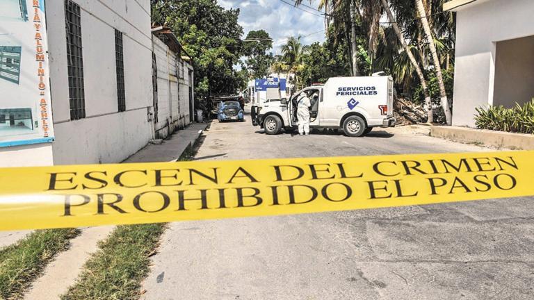 PUERTO MORELOS, QUINTANA ROO, 24FEBRERO2021.- Ignacio S·nchez Cordero, Secretario de Desarrollo Social de este municipio fue asesinado durante un ataque armado la maÒana de este miÈrcoles, cuando se encontraba en la colonia Pescadores. Los primeros reportes indican que el funcionario y aspirante a la presidencia municipal de Puerto Morelos, resultÛ con graves lesiones y fue trasladado a una clÌnica particular de esta localidad en donde minutos despuÈs perdiÛ la vida.FOTO: CUARTOSCURO.COM