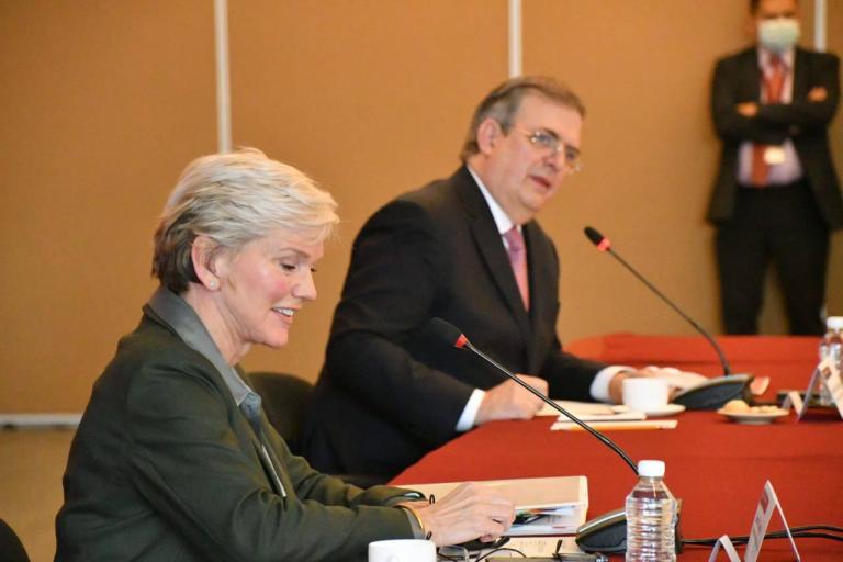 La secretaria de Energía de Estados Unidos, Jennifer Granholm, y el canciller mexicano, Marcelo Ebrard. Foto: Twitter @m_ebrard