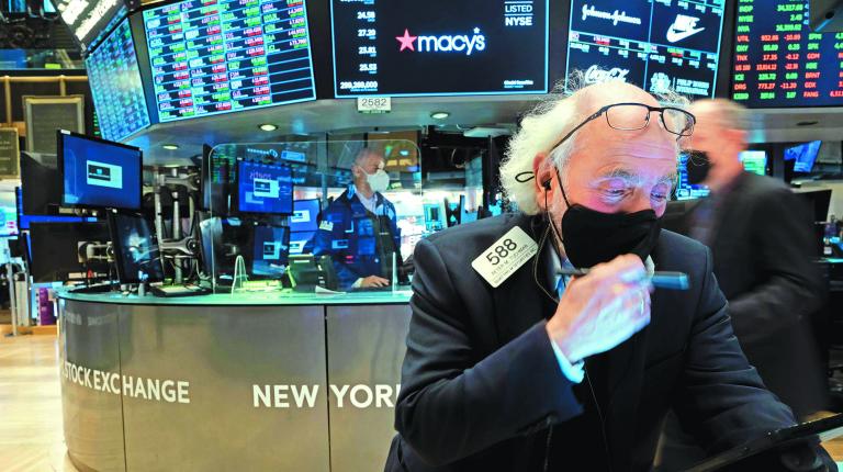 NEW YORK, NEW YORK - JANUARY 24: Stock trader Peter Tuchman works on the floor of the New York Stock Exchange (NYSE) on January 24, 2022 in New York City. Stocks fell again in early trading on Monday but rebounded late in the trading session to gain just over 100 points by the days end.   Spencer Platt/Getty Images/AFP== FOR NEWSPAPERS, INTERNET, TELCOS & TELEVISION USE ONLY ==-== FOR NEWSPAPERS, INTERNET, TELCOS & TELEVISION USE ONLY ==