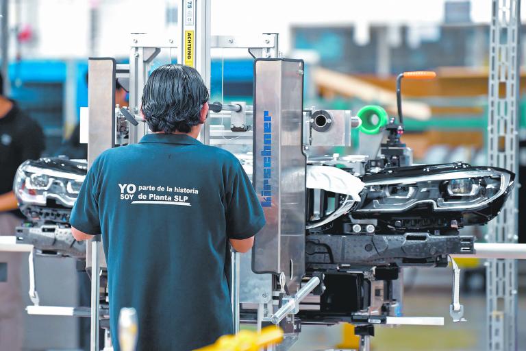 A BMW's employee is pictured working on a BMW car assembley process in a guided visit during the inauguration of the new BMW car production plant in San Luis Potosi, Mexico, on June 6, 2019. (Photo by ALFREDO ESTRELLA / AFP)